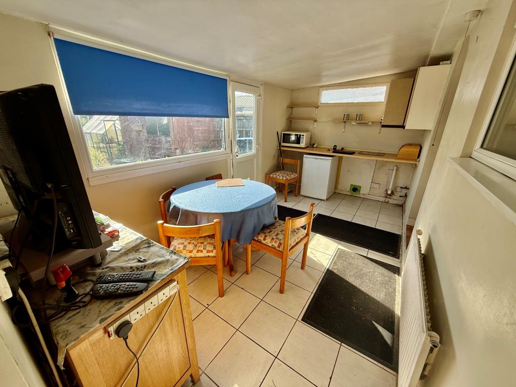 Lot: 21 - DETACHED BUNGALOW FOR REFURBISHMENT - Dining room